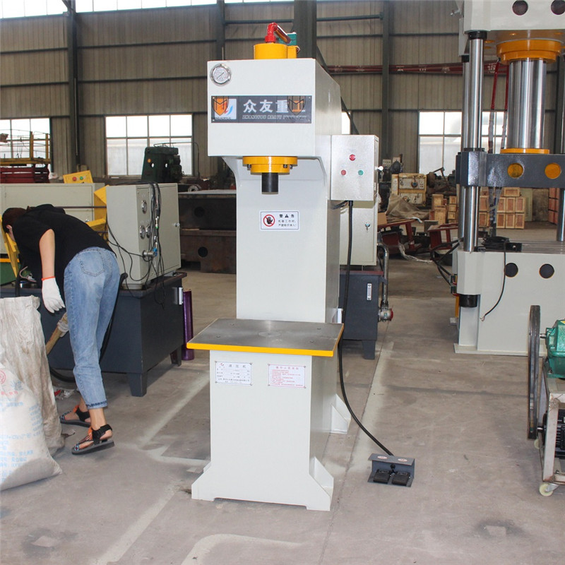 白色单臂液压机