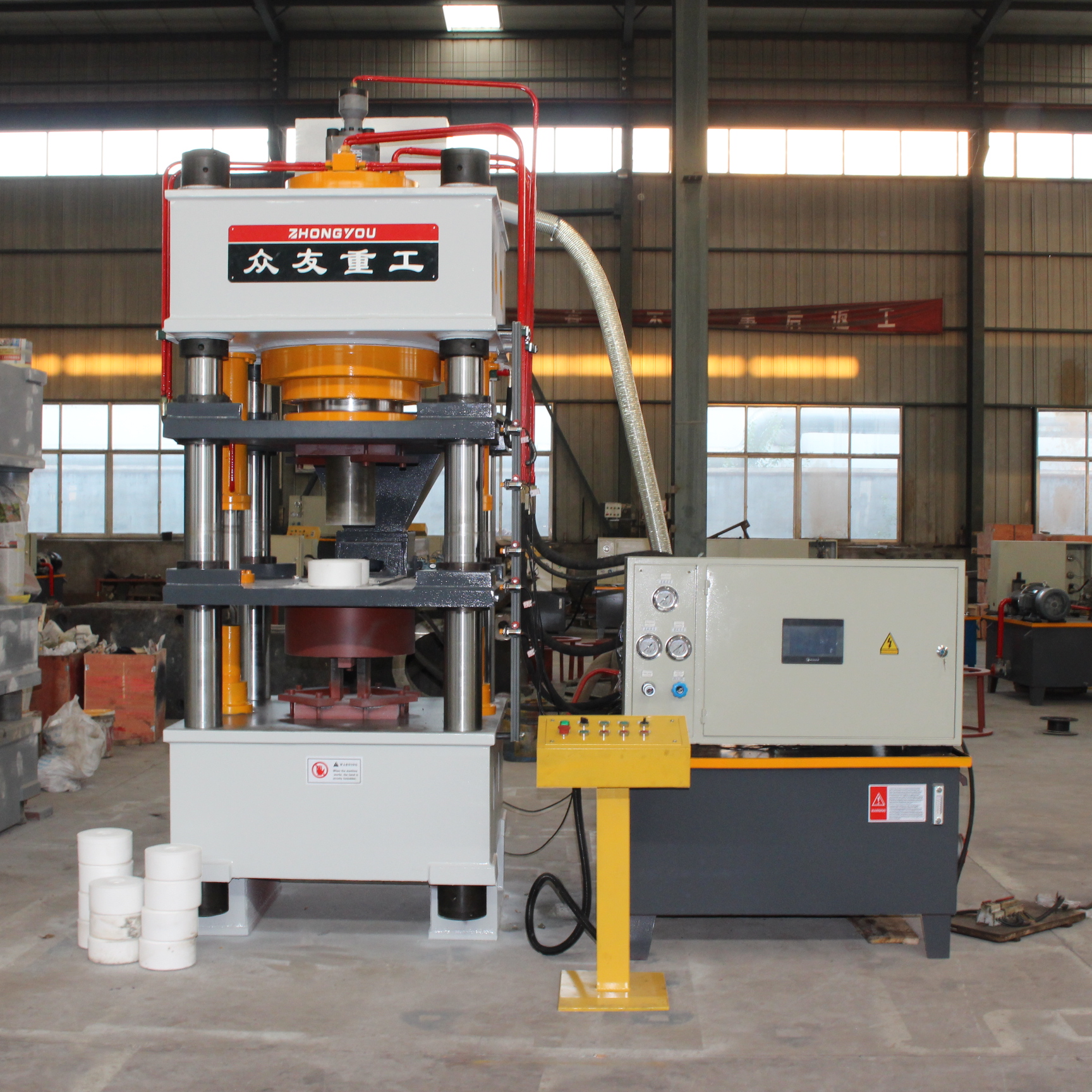 315吨盐砖压块成型液压机