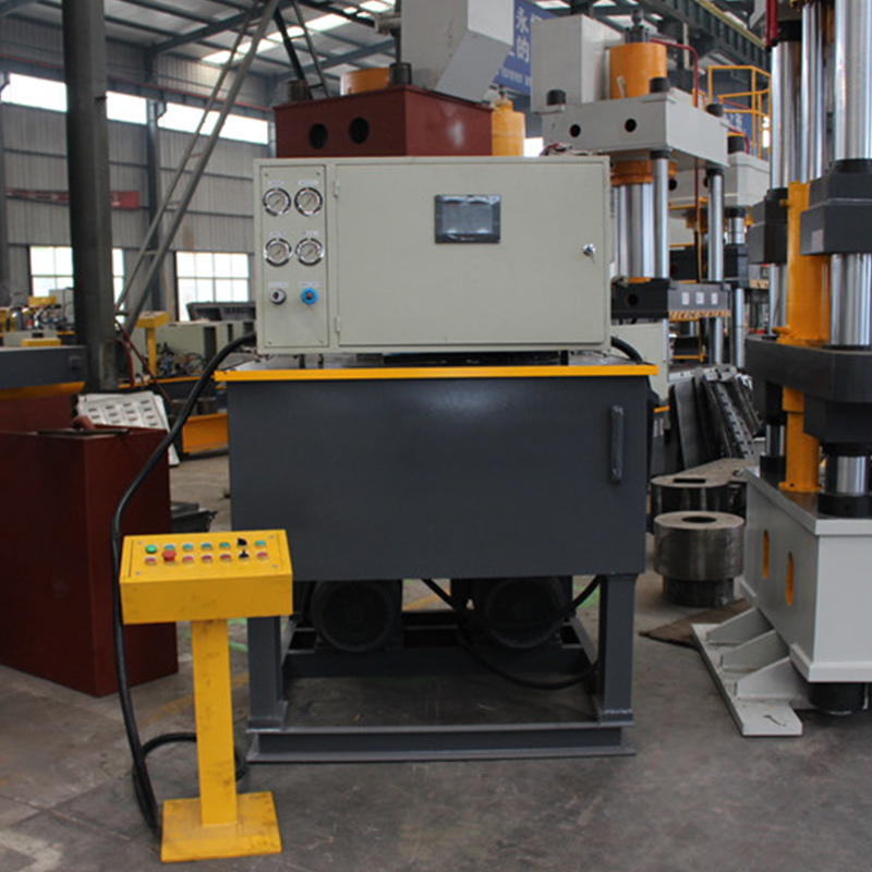 500吨牛羊舔砖盐砖机