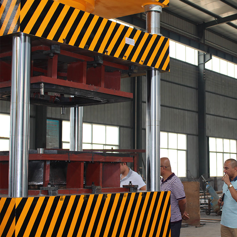 315吨灰斗车成型液压机