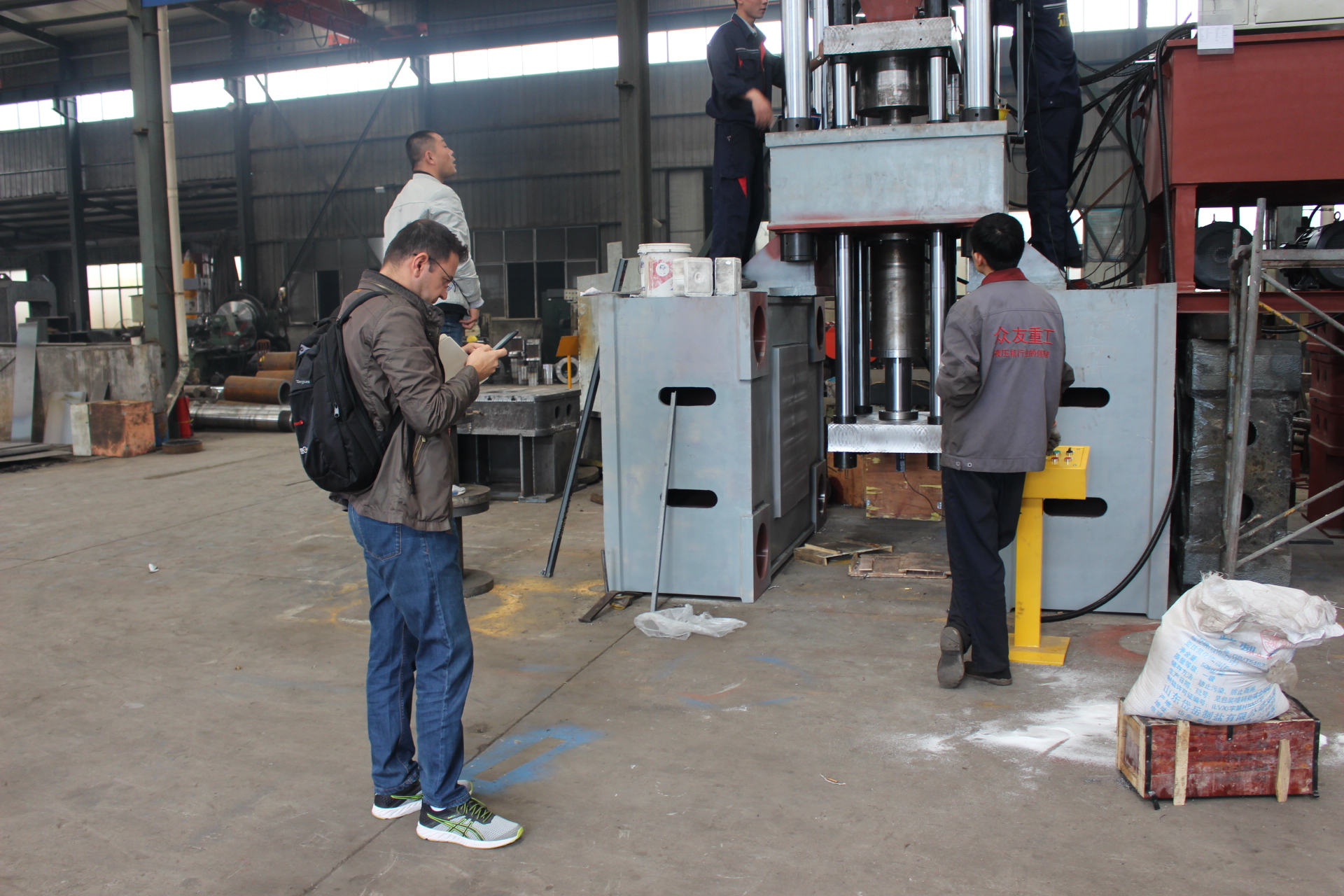 土耳其客户来我公司验货盐砖机